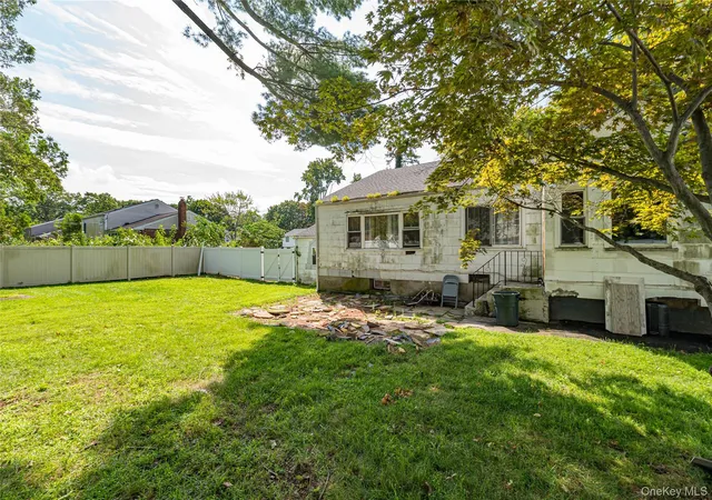 Photo 3 of Single family home for sale at 19 South Ln, Huntington, NY 11743 | MLS# 1044891 | Listing updated on 2026-09-01
