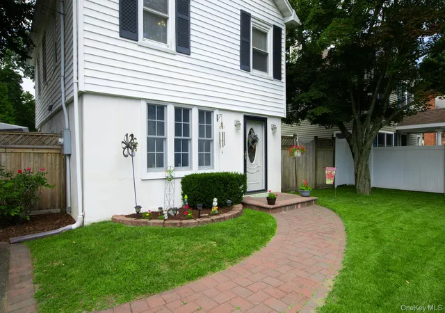 Photo 4 of Sale Pending at 314 6th Avenue, Smithtown, NY 11780 | MLS# 1044955 | Listing updated on 2026-09-25