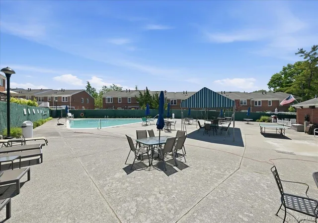 Listing Photo 4 - Condo for sale in building located at 6231 Douglaston Pkwy, New York, NY 11362 - Unit #15