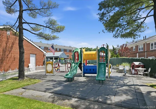 Listing Photo 5 - Condo for sale in building located at 6231 Douglaston Pkwy, New York, NY 11362 - Unit #15