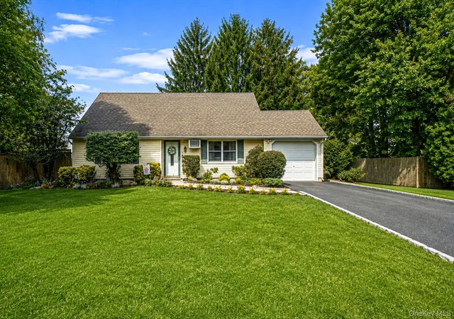 Photo 1 of Single family home for sale at 4 Highview Ln, Brookhaven, NY 11961 | MLS# 1044997 | Listing updated on 2026-09-05