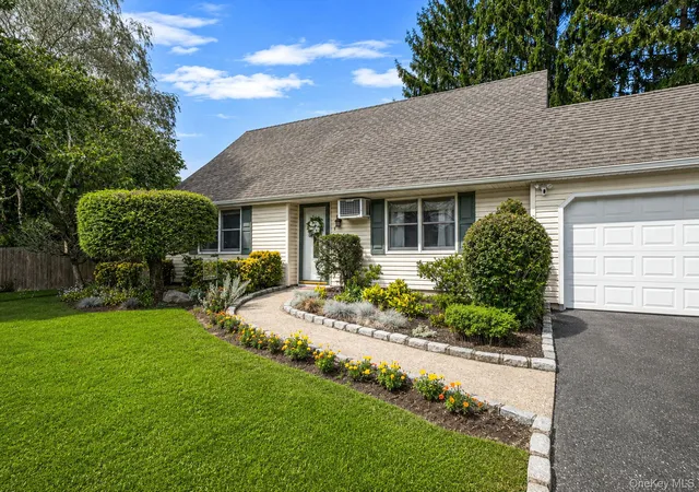 Photo 2 of Single family home for sale at 4 Highview Ln, Brookhaven, NY 11961 | MLS# 1044997 | Listing updated on 2026-09-05