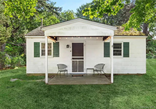 Photo 3 of Single family home for sale at 8 Boathouse Rd, Southampton, NY 11946 | MLS# 1045061 | Listing updated on 2026-09-01