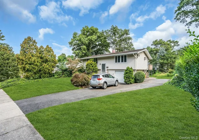 Photo 3 of Single family home for sale at 23 Redleaf Ln, Smithtown, NY 11725 | MLS# 1045064 | Listing updated on 2026-09-20