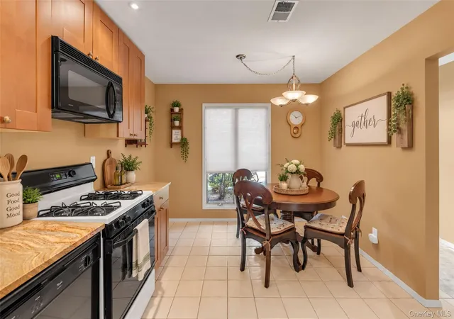 Photo 3 of Condo for sale at 14 Kristin Ln, Smithtown, NY 11788 | MLS# 1045081 | Listing updated on 2026-09-21