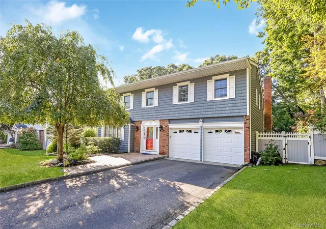 Photo 3 of Single family home for sale at 6 Mountain Laurel Ln, Smithtown, NY 11754 | MLS# 1045098 | Listing updated on 2026-10-07