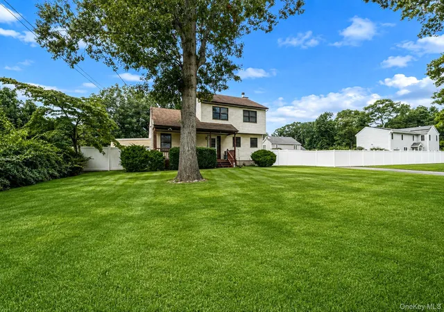 Photo 4 of Sale Pending at 14 Roosevelt Ave, Smithtown, NY 11767 | MLS# 1045135 | Listing updated on 2026-09-23