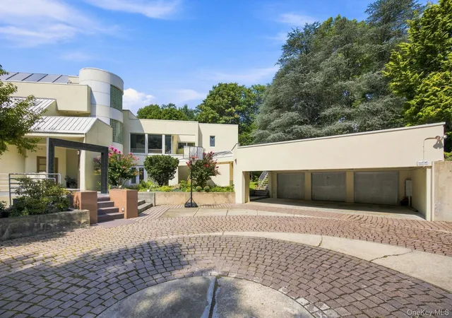 Photo 2 of Mansion for sale at 7 Mac Lean Dr, Oyster Bay, NY 11545 | MLS# 1045154 | Listing updated on 2026-10-06
