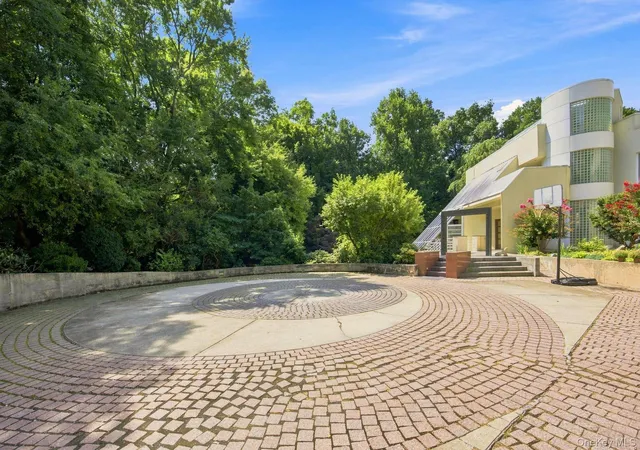 Photo 3 of Mansion for sale at 7 Mac Lean Dr, Oyster Bay, NY 11545 | MLS# 1045154 | Listing updated on 2026-10-06