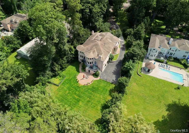 Photo 4 of Single family home for sale at 527 Manhasset Woods Rd, North Hempstead, NY 11030 | MLS# 1045158 | Listing updated on 2026-10-14