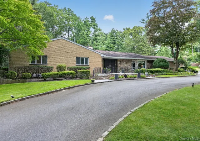 Photo 2 of Single family home for sale at 10 Dorchester Dr, Oyster Bay, NY 11545 | MLS# 1045194 | Listing updated on 2026-09-06