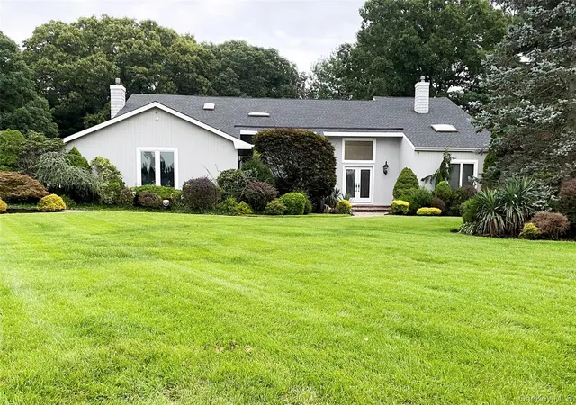 Photo 1 of Single family home for sale at 4 Laurelwood Ct, Huntington, NY 11746 | MLS# 1045222 | Listing updated on 2026-09-16