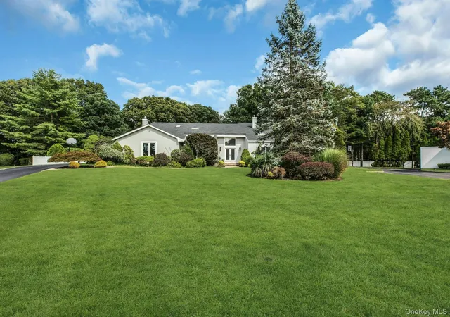 Photo 2 of Single family home for sale at 4 Laurelwood Ct, Huntington, NY 11746 | MLS# 1045222 | Listing updated on 2026-09-16