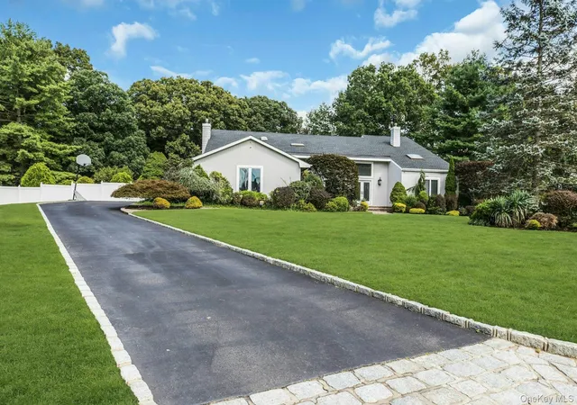 Photo 3 of Single family home for sale at 4 Laurelwood Ct, Huntington, NY 11746 | MLS# 1045222 | Listing updated on 2026-09-16