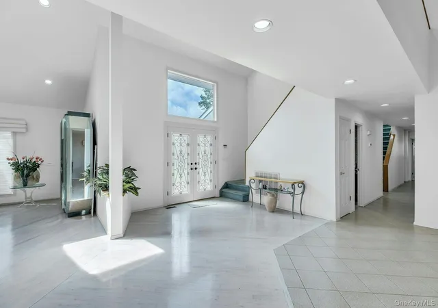 Photo 3 of Sale Pending at 4 Laurelwood Ct, Huntington, NY 11746 | MLS# 1045222 | Listing updated on 2026-09-24