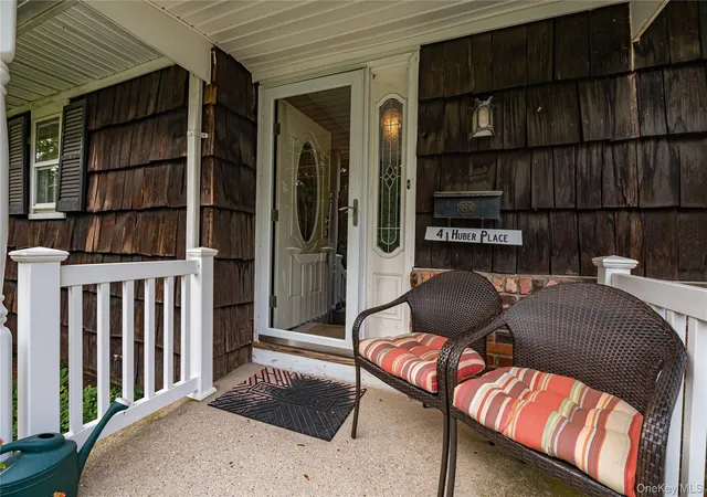 Photo 1 of Single family home for sale at 4 Huber Pl, Smithtown, NY 11780 | MLS# 1045238 | Listing updated on 2026-09-27
