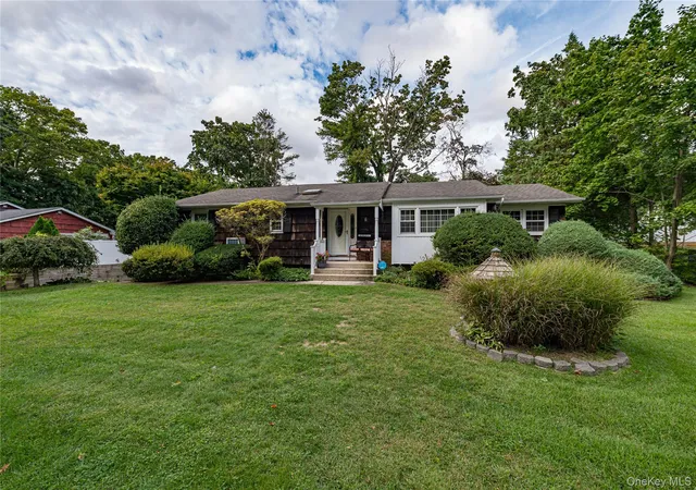 Photo 2 of Single family home for sale at 4 Huber Pl, Smithtown, NY 11780 | MLS# 1045238 | Listing updated on 2026-09-27