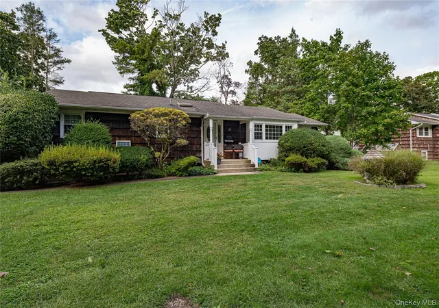 Photo 3 of Single family home for sale at 4 Huber Pl, Smithtown, NY 11780 | MLS# 1045238 | Listing updated on 2026-09-27