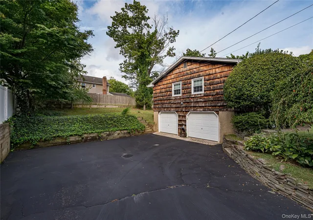 Photo 3 of Single family home for sale at 4 Huber Pl, Smithtown, NY 11780 | MLS# 1045238 | Listing updated on 2026-09-27