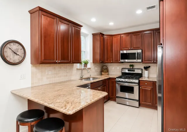 Photo 3 of Condo for sale at 643 Verona Dr, Huntington, NY 11747 | MLS# 1045271 | Listing updated on 2026-09-06