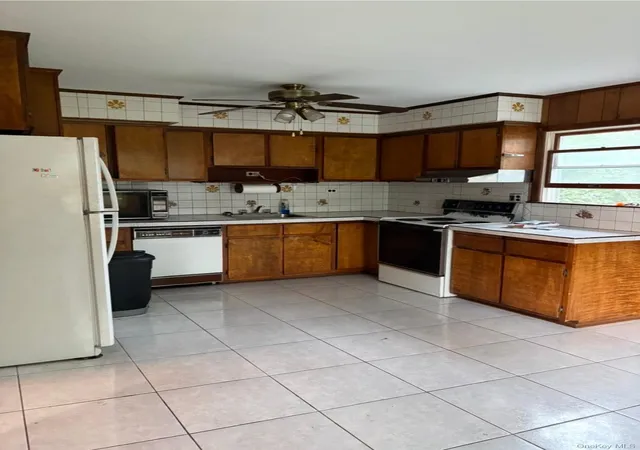 Photo 2 of Single family home for sale at 1 Cherokee St, Oyster Bay, NY 11758 | MLS# 1045287 | Listing updated on 2026-09-02