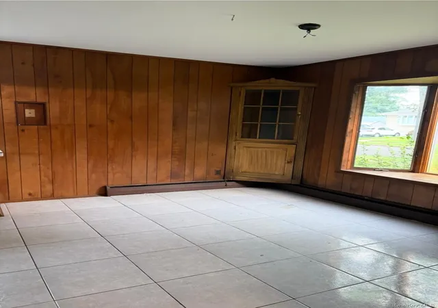 Photo 3 of Sale Pending at 1 Cherokee St, Oyster Bay, NY 11758 | MLS# 1045287 | Listing updated on 2026-09-24