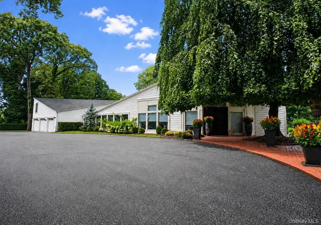 Photo 2 of Mansion for sale at 5 Carol Ln, Oyster Bay, NY 11545 | MLS# 1045340 | Listing updated on 2026-09-18
