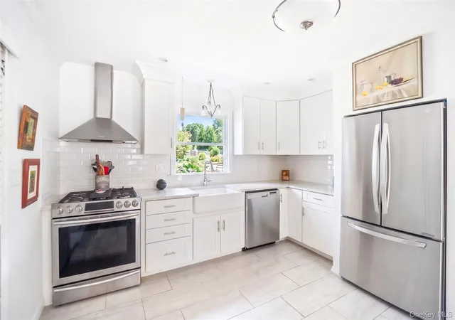 Photo 3 of Sale Pending at 10 Tall Oak Ln, Southampton, NY 11960 | MLS# 1045357 | Listing updated on 2026-09-29
