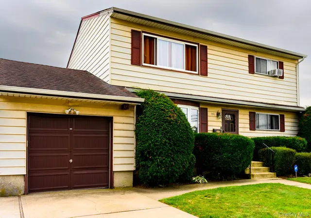 Listing Photo 4 - Condo for sale in building located at 191 N Virginia Ave, Oyster Bay, NY 11758