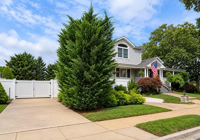 Photo 3 of Single family home for sale at 3970 Darby Ln, Hempstead, NY 11783 | MLS# 1045375 | Listing updated on 2026-10-09