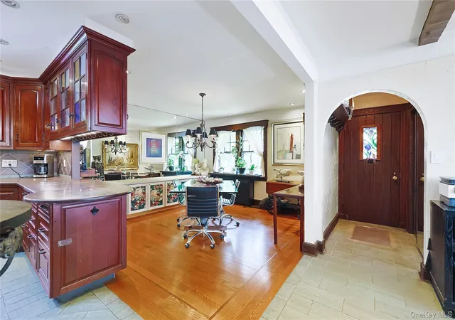 Photo 2 of Single family home for sale at 3 Crestwood Pl, North Hempstead, NY 11024 | MLS# 1045396 | Listing updated on 2026-09-25
