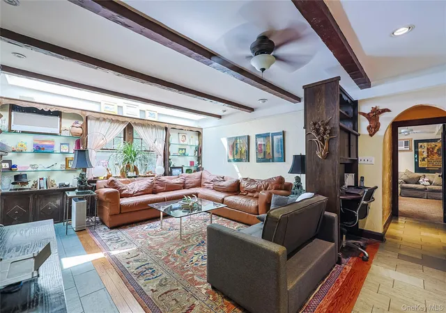 Photo 3 of Single family home for sale at 3 Crestwood Pl, North Hempstead, NY 11024 | MLS# 1045396 | Listing updated on 2026-09-25