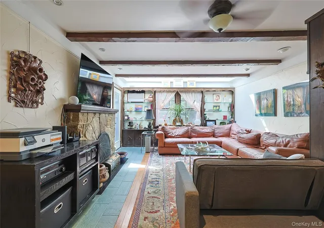 Photo 3 of Single family home for sale at 3 Crestwood Pl, North Hempstead, NY 11024 | MLS# 1045396 | Listing updated on 2026-09-05