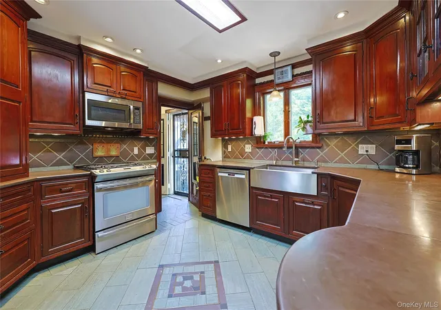 Photo 4 of Single family home for sale at 3 Crestwood Pl, North Hempstead, NY 11024 | MLS# 1045396 | Listing updated on 2026-09-05