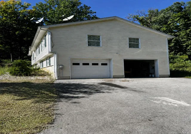 Photo 3 of Single family home for sale at 71 O'halloran Cir, Pleasant Valley, NY 12569 | MLS# 1045407 | Listing updated on 2026-10-06
