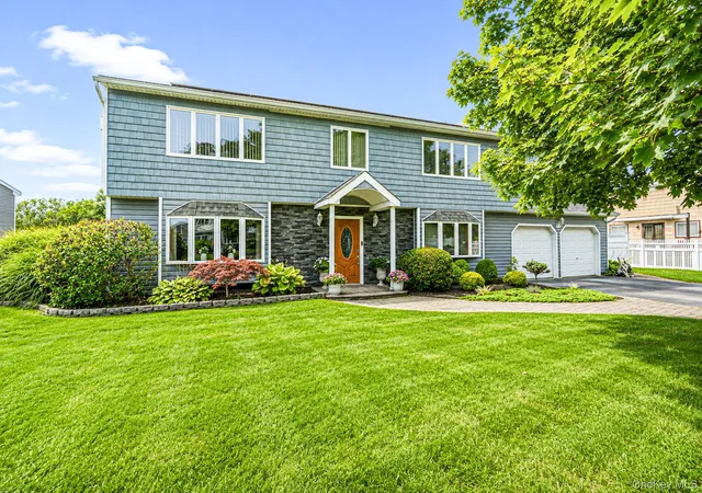 Photo 2 of Sale Pending at 4 Loma St, Brookhaven, NY 11763 | MLS# 1045470 | Listing updated on 2026-09-16