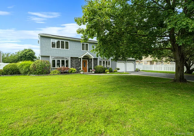 Photo 3 of Sale Pending at 4 Loma St, Brookhaven, NY 11763 | MLS# 1045470 | Listing updated on 2026-09-16