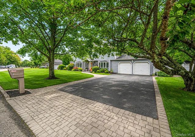 Photo 3 of Sale Pending at 4 Loma St, Brookhaven, NY 11763 | MLS# 1045470 | Listing updated on 2026-09-16