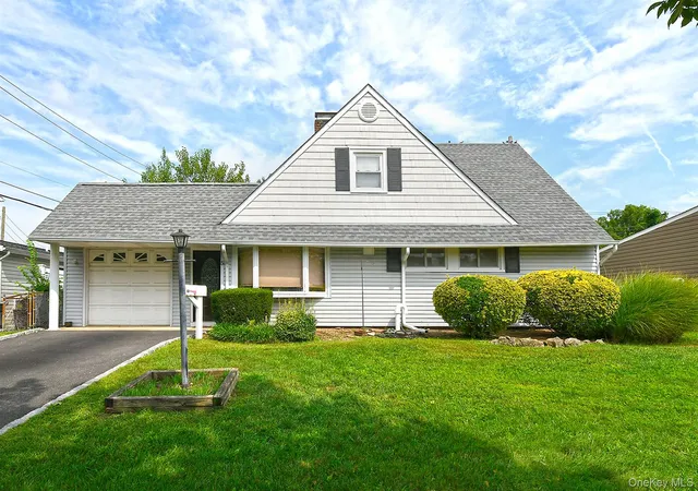Photo 2 of Single family home for sale at 5 Woodcock Ln, Hempstead, NY 11756 | MLS# 1045472 | Listing updated on 2026-09-05