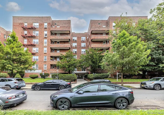 Condo for sale at 2727 Ocean Pkwy #D18, New York, NY 11235 | MLS# 1045581