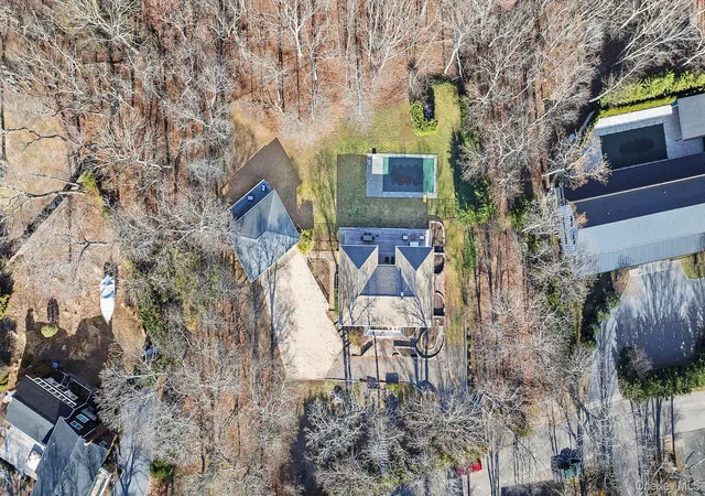 Photo 4 of Sale Pending at 4 Bayview Ave, Shelter Island, NY 11965 | MLS# 1045616 | Listing updated on 2026-09-29