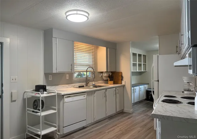 Photo 3 of Manufactured home for sale at 525/124 Riverleigh Ave #124, Riverhead, NY 11901 | MLS# 1045620 | Listing updated on 2026-09-04