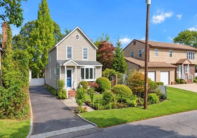 Photo 1 of Single family home for sale at 16 Grove St, Babylon, NY 11757 | MLS# 1045639 | Listing updated on 2026-09-25