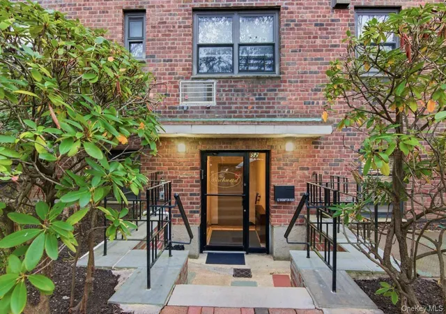 Photo 2 of Condo for sale at 52 Brompton Rd #52, North Hempstead, NY 11021 | MLS# 1045644 | Listing updated on 2026-09-29