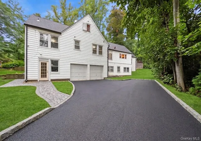 Photo 2 of Single family home for sale at 85 Nassau Dr, North Hempstead, NY 11021 | MLS# 1045680 | Listing updated on 2026-09-25