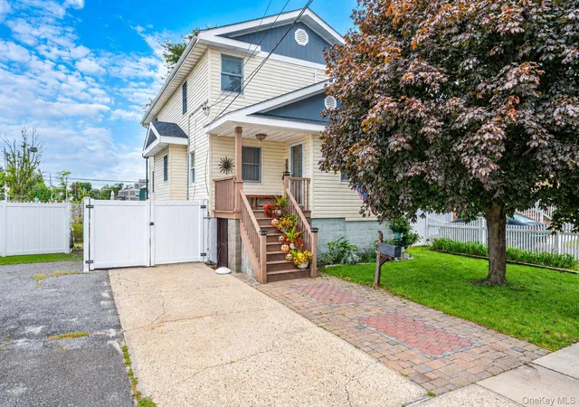 Photo 1 of Single family home for sale at 9 Perry Pl, Babylon, NY 11757 | MLS# 1045693 | Listing updated on 2026-09-22