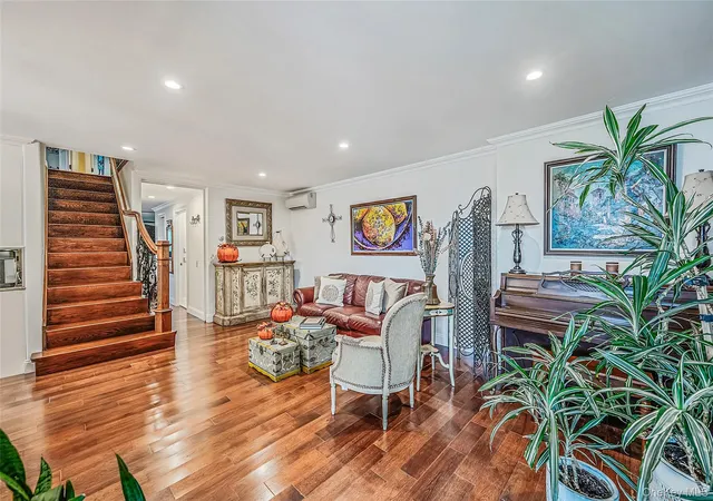 Photo 4 of Single family home for sale at 9 Perry Pl, Babylon, NY 11757 | MLS# 1045693 | Listing updated on 2026-09-22