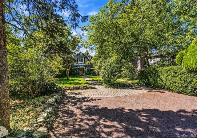 Photo 1 of Single family home for sale at 16 Stuart Ave, Babylon, NY 11702 | MLS# 1045695 | Listing updated on 2026-09-29