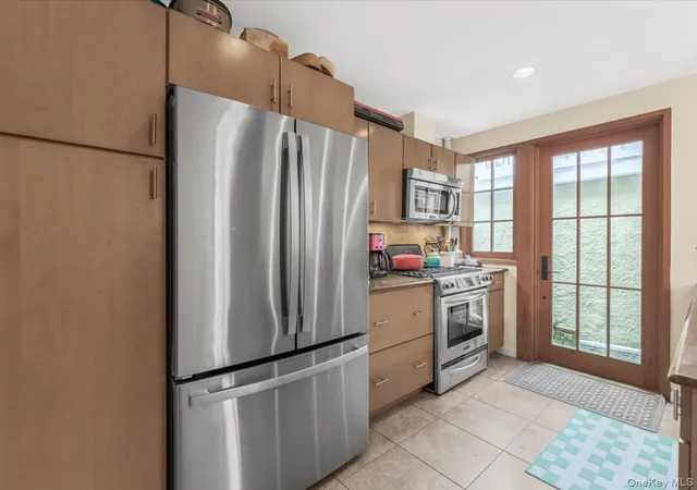 Listing Photo 5 - Condo for sale in building located at 3904 49th St, New York, NY 11104