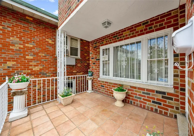 Photo 3 of Single family home for sale at 727 Hollywood Ave, New York, NY 10465 | MLS# 1045765 | Listing updated on 2026-10-09
